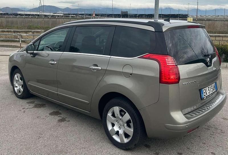 Usata Peugeot 5008 Business-Line 111 CV (81 kW) 2011 Bronzo Monovolume