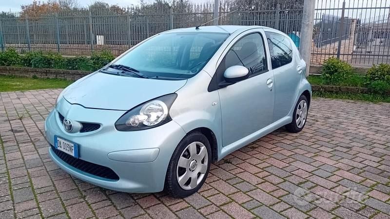 Usata Toyota Aygo Sol 67 CV (49 kW) 2006 Grigio Utilitaria