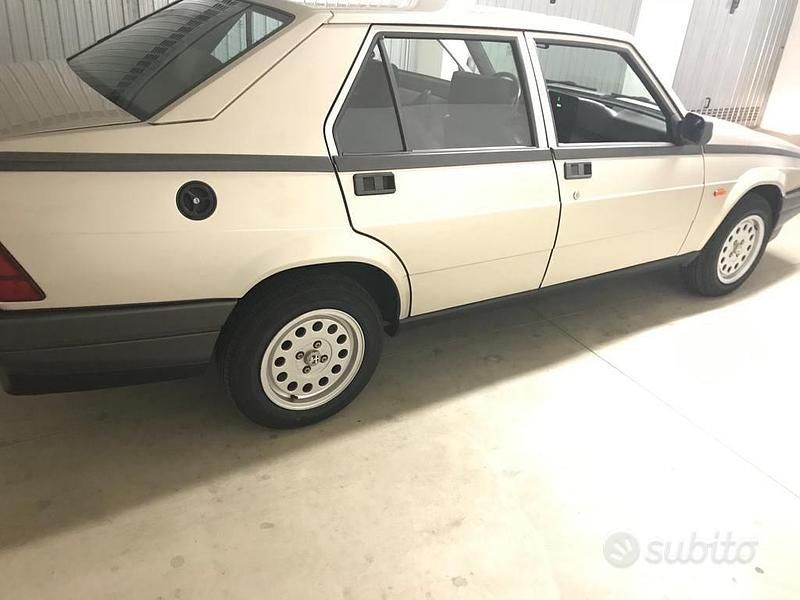 Usata Alfa Romeo 75 120 CV (88 kW) 1992 Grigio Berlina