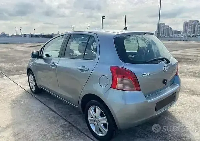 Usata Toyota Yaris 90 CV (66 kW) 2006 Grigio Utilitaria