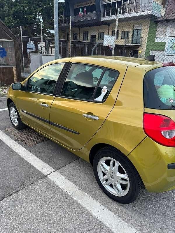 Usata Renault Clio III 75 CV (55 kW) 2006 Oro Berlina