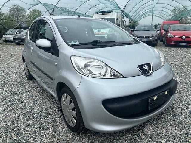 Grigio Usata 2007 Peugeot 107 Due volumi | 2400 € (Buon prezzo) - Immagine 1/4