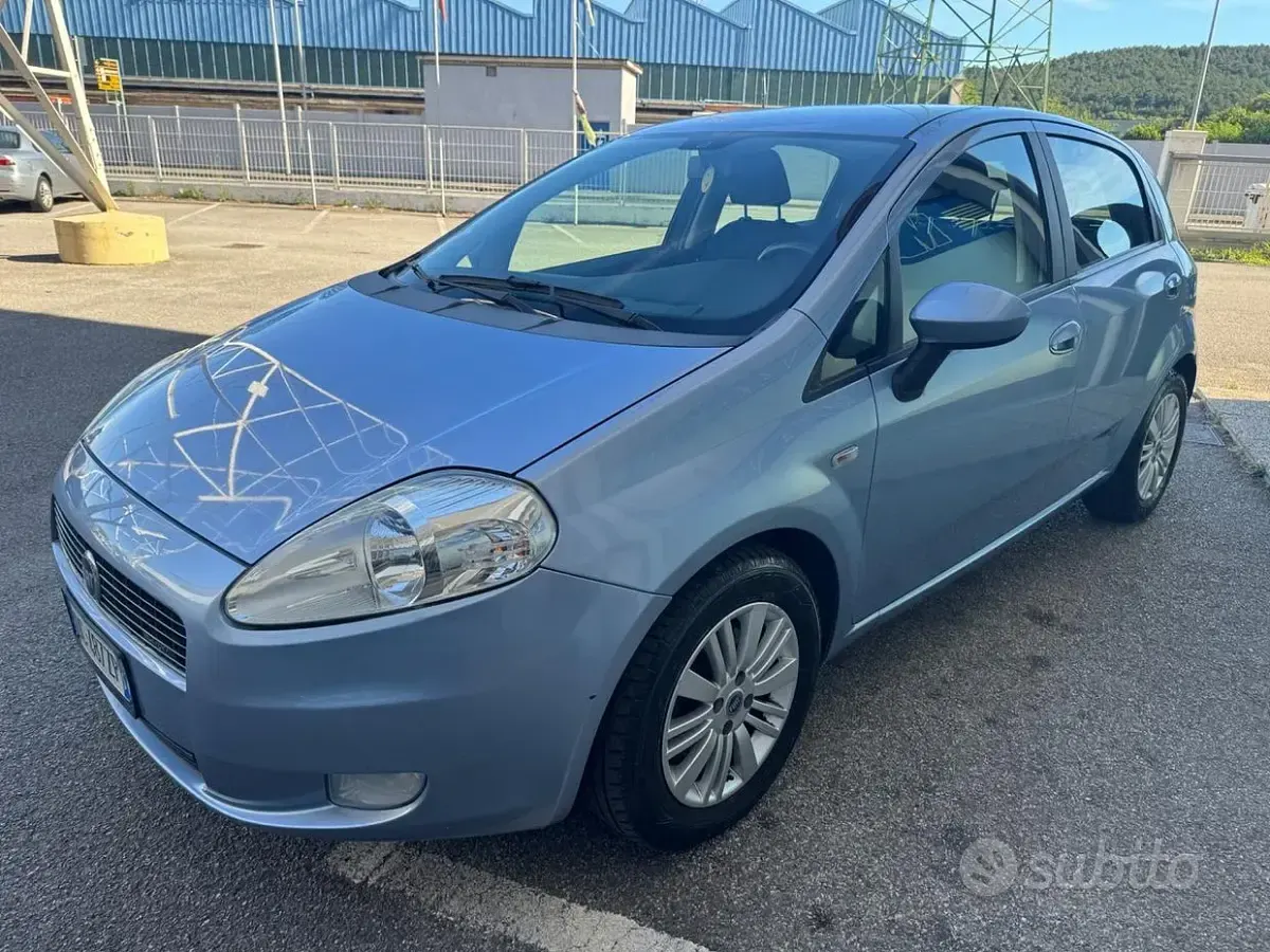 Usata Fiat Grande Punto Emotion 90 CV (66 kW) 2006 Bluazzurro Utilitaria