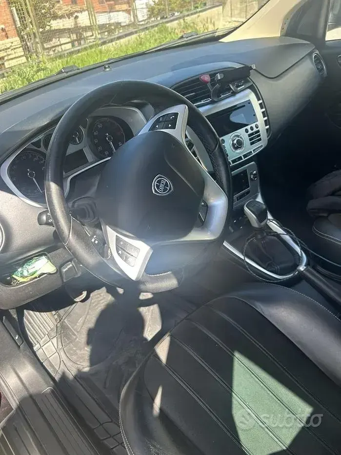 Begagnad Lancia Delta 120 HK (88 kW) 2013 Svart Halvkombi