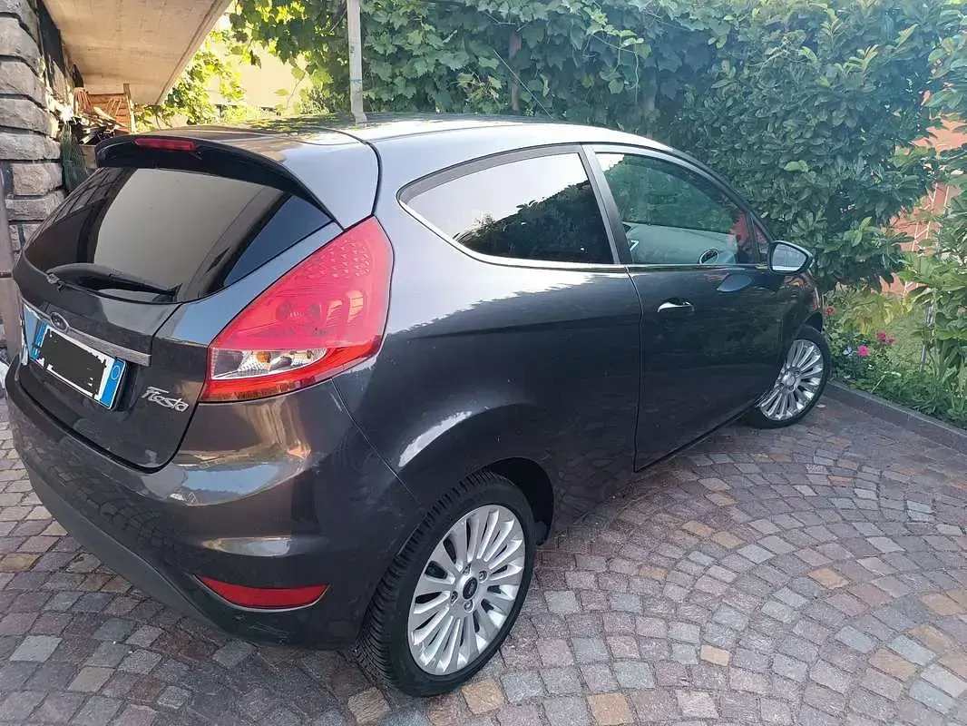 Usata Ford Fiesta Titanium 68 CV (50 kW) 2009 Berlina