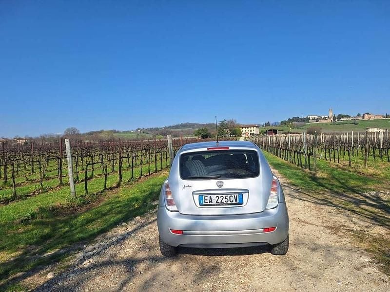 Usata Lancia Ypsilon 60 CV (44 kW) 2010 Grigio Utilitaria