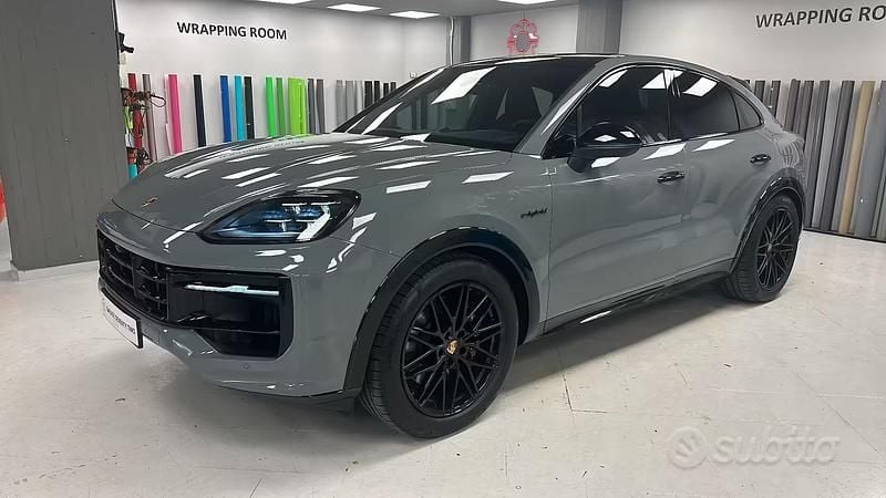 Gebraucht Porsche Cayenne 305 PS (224 kW) 2024 Schwarz SUV
