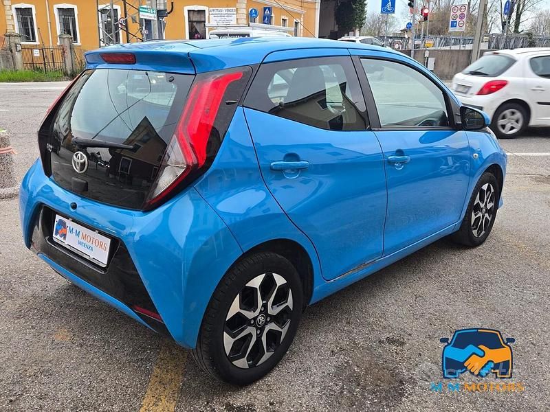 Usata Toyota Aygo 72 CV (52 kW) 2018 Blu Utilitaria