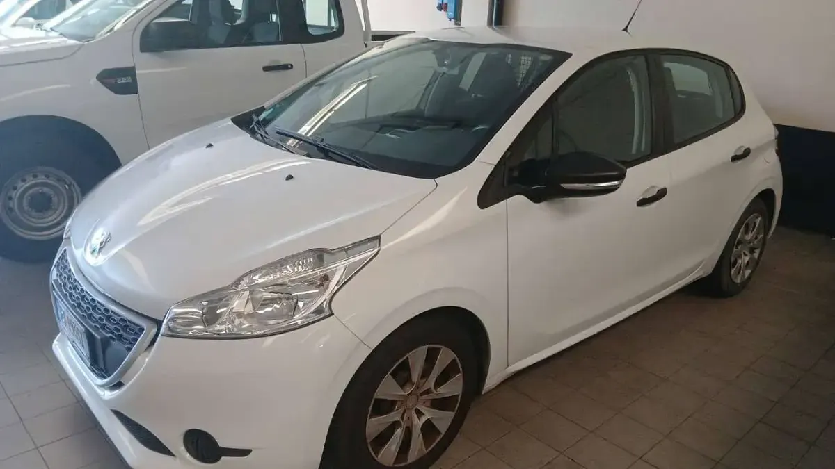 Usata Peugeot 208 Active 68 CV (50 kW) 2014 Bianco Utilitaria
