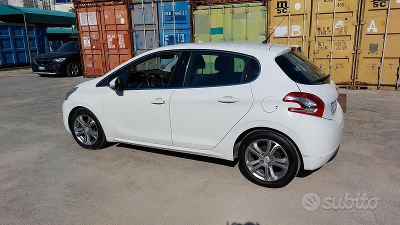 Usata Peugeot 208 Allure 82 CV (60 kW) 2013 Bianco Utilitaria