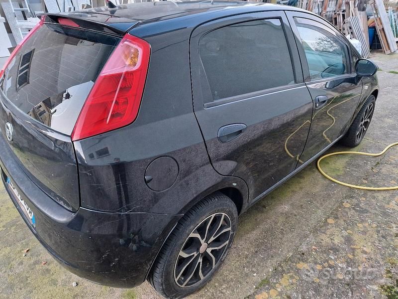 Gebraucht Fiat Grande Punto 75 PS (55 kW) 2010 Schwarz Kleinwagen
