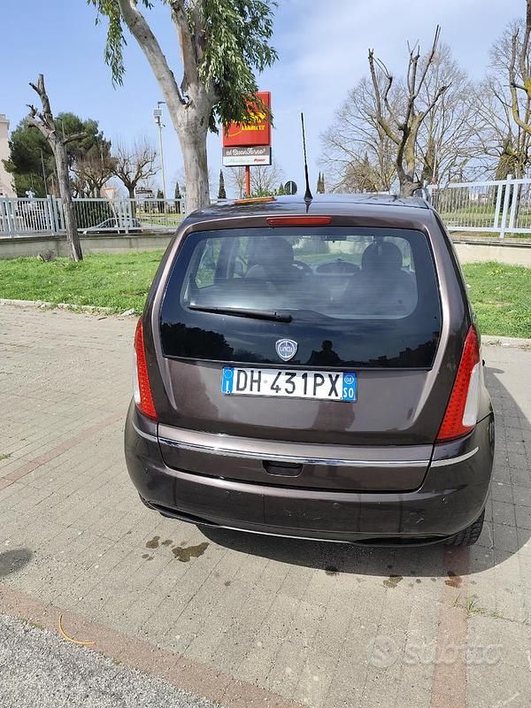 Usata Lancia Musa 95 CV (69 kW) 2008 Marrone Monovolume