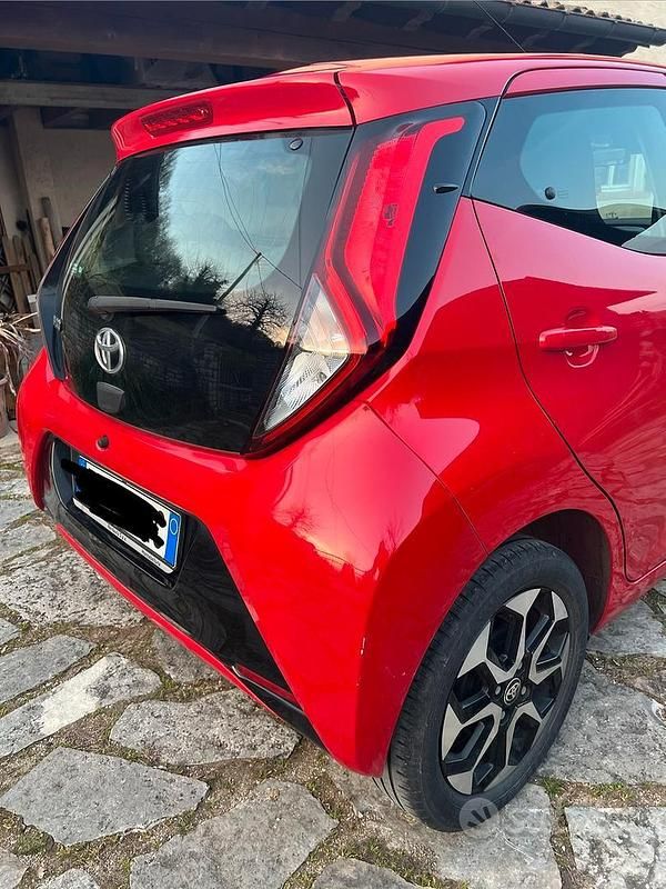 Usata Toyota Aygo 72 CV (52 kW) 2019 Rosso Utilitaria