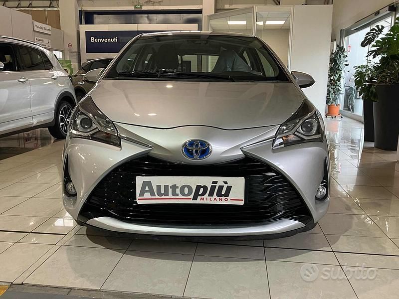Usata Toyota Yaris Hybrid Active 73 CV (53 kW) 2018 Grigio Berlina