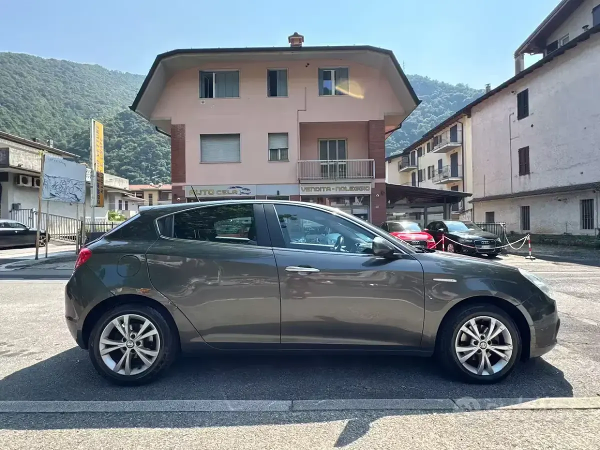 Usata Alfa Romeo Giulietta Exclusive 105 CV (77 kW) 2013 Grigio Utilitaria