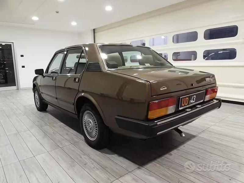 Usata Alfa Romeo Alfetta 131 CV (96 kW) 1982 Luci di bosco met. ar 524 Berlina