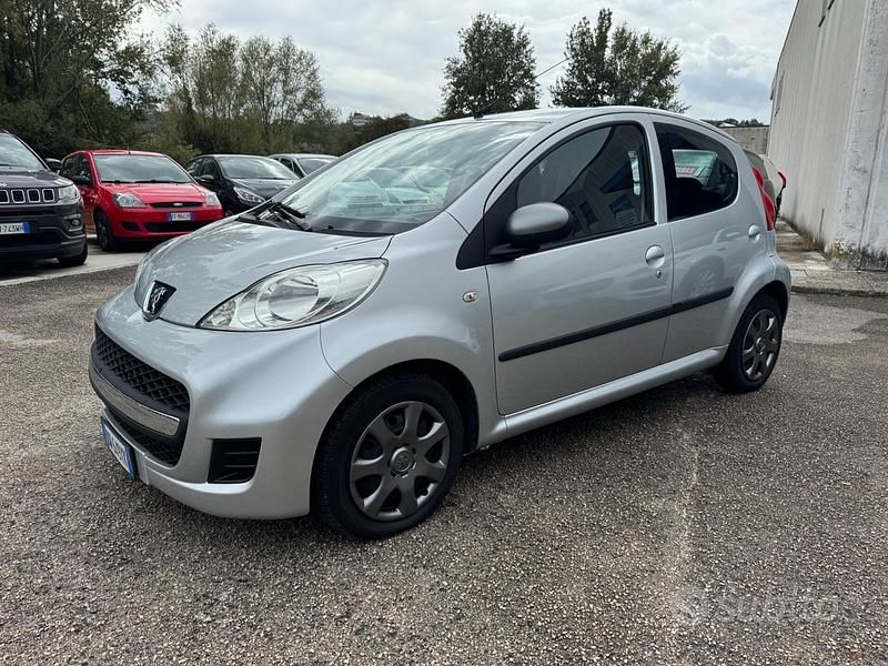 Usata Peugeot 107 68 CV (50 kW) 2009 Argento Utilitaria