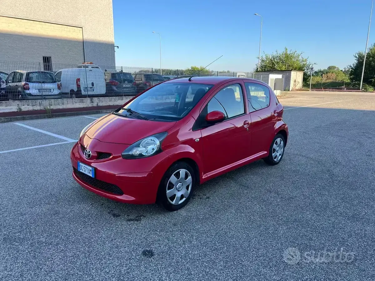 Usata Toyota Aygo 68 CV (50 kW) 2006 Rosso Utilitaria