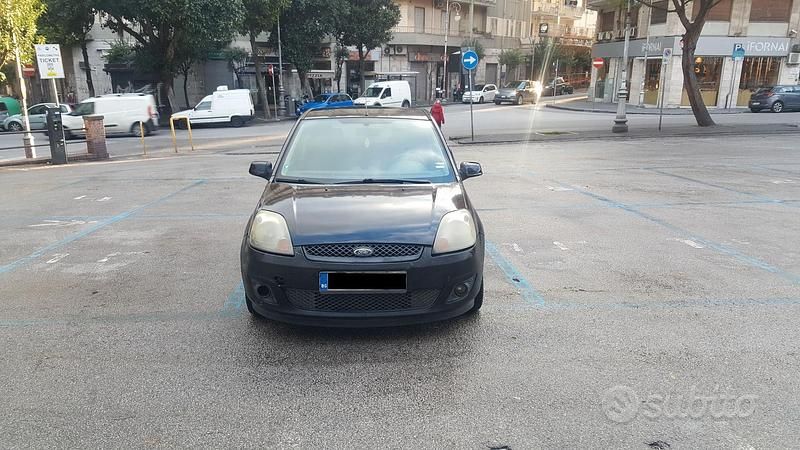 Nero Usata 2008 Ford Fiesta Due volumi | 600 € (Super prezzo) - Immagine 1/4