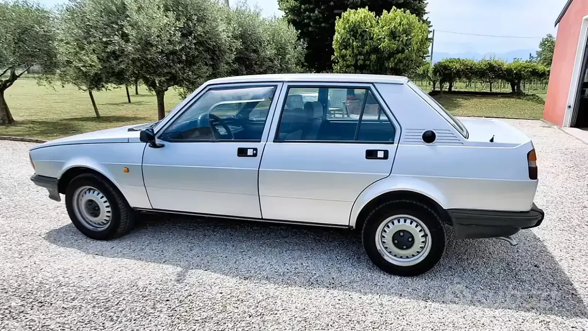 Usata Alfa Romeo Giulietta 130 CV (95 kW) 1981 Grigio Berlina