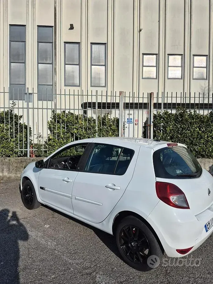 Usata Renault Clio II 103 CV (75 kW) 2011 Bianco Berlina