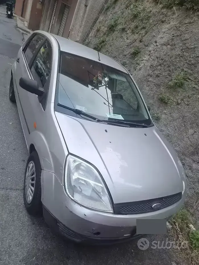 Usata Ford Fiesta 75 CV (55 kW) 2004 Grigio Utilitaria