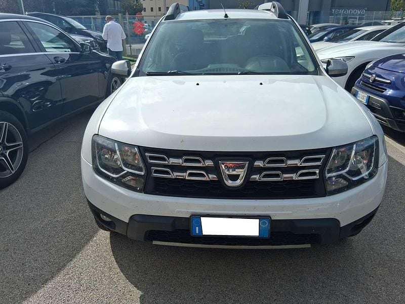 Bianco Usata 2014 Dacia Duster Lauréate SUV | 7500 € (Buon prezzo) - Immagine 1/4