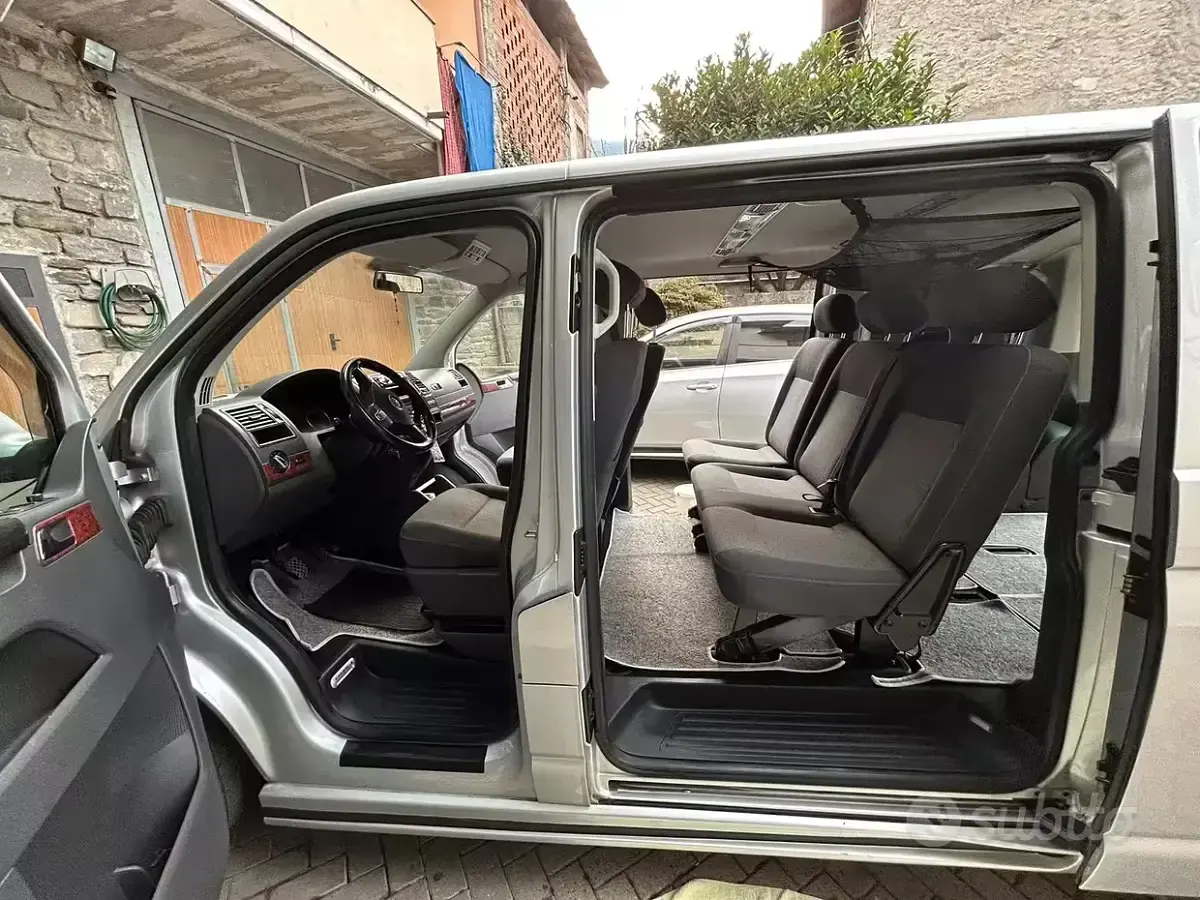Usata VW Caravelle 140 CV (102 kW) 2011 Grigio Furgone