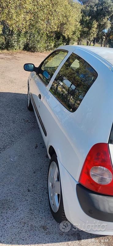 Bianco Usata 2005 Renault Clio II Due volumi | 2500 € (Buon prezzo) - Immagine 1/4