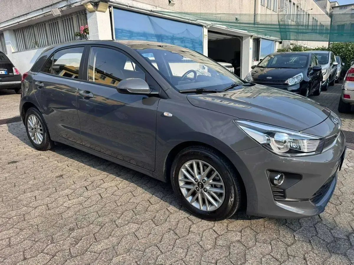 Usata Kia Rio Style 101 CV (74 kW) 2021 Grigio Berlina
