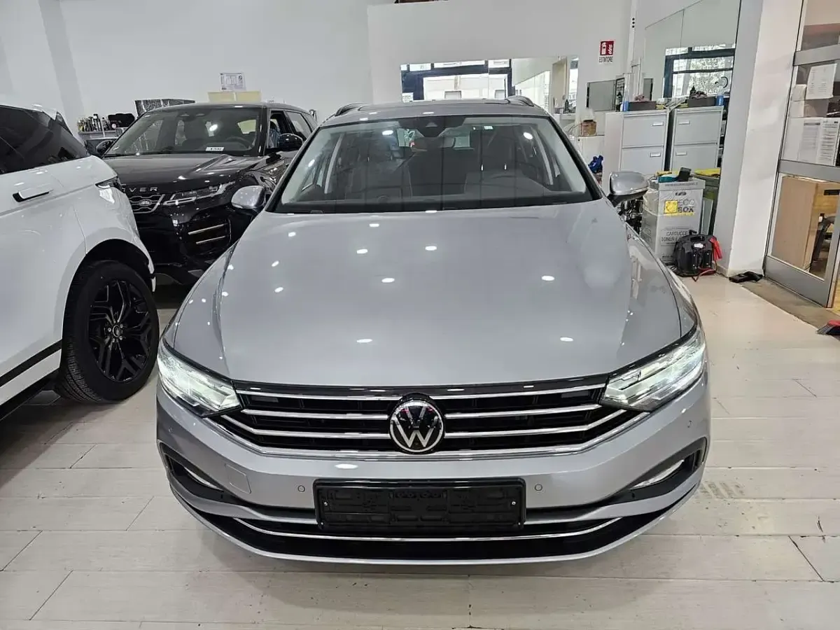 Usata VW Passat S 150 CV (110 kW) 2023 Pyrit silver Station wagon