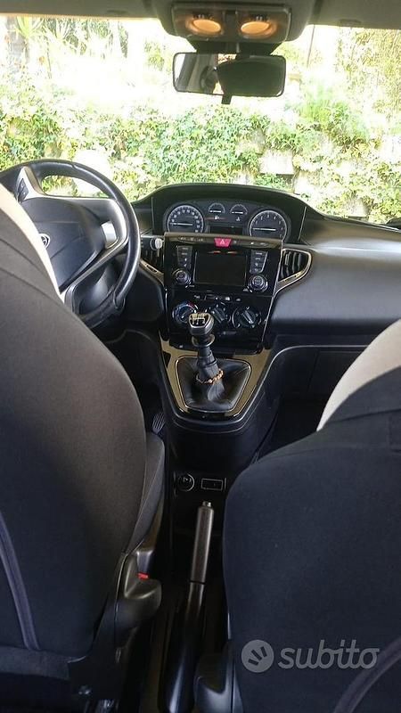 Usata Lancia Ypsilon Silver 69 CV (50 kW) 2016 Grigio Utilitaria