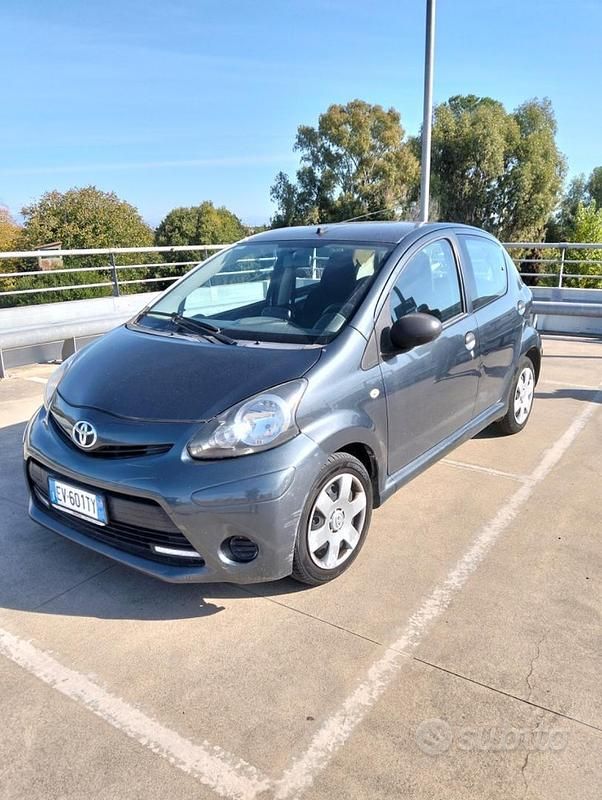 Grigio Usata 2014 Toyota Aygo Due volumi | 5000 € (Super prezzo) - Immagine 1/4