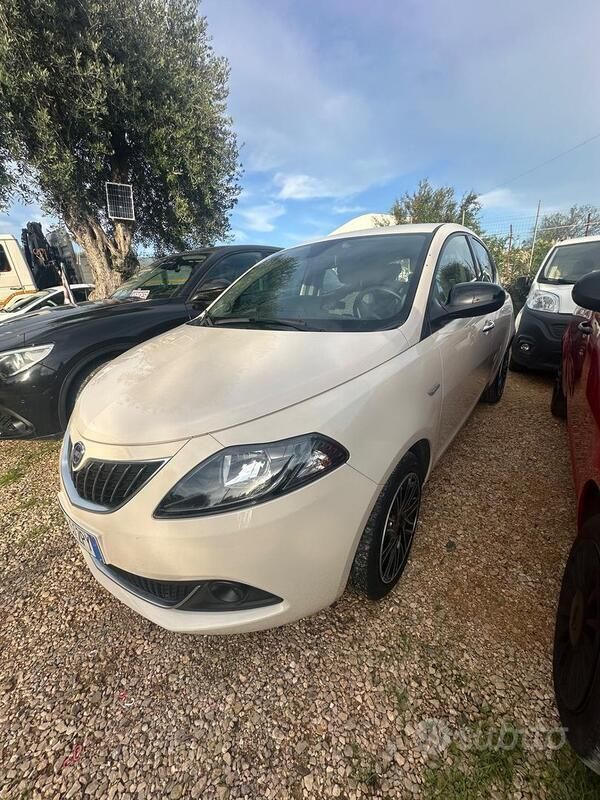 Usata Lancia Ypsilon Silver 70 CV (51 kW) 2022 Beige Utilitaria
