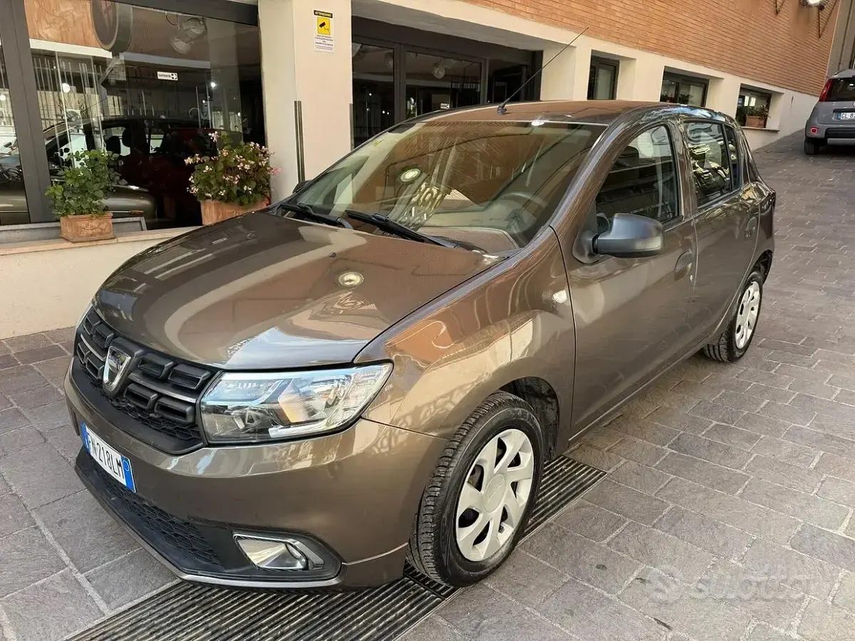 Usata Dacia Sandero Lauréate 75 CV (55 kW) 2018 Marrone Utilitaria