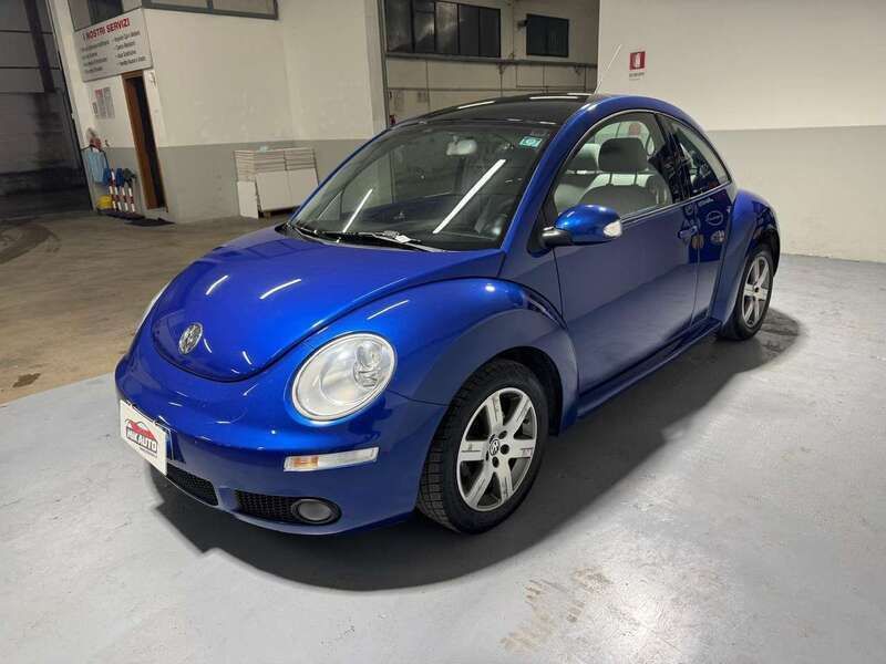 Usata VW New Beetle 102 CV (75 kW) 2008 Blu/azzurro Utilitaria