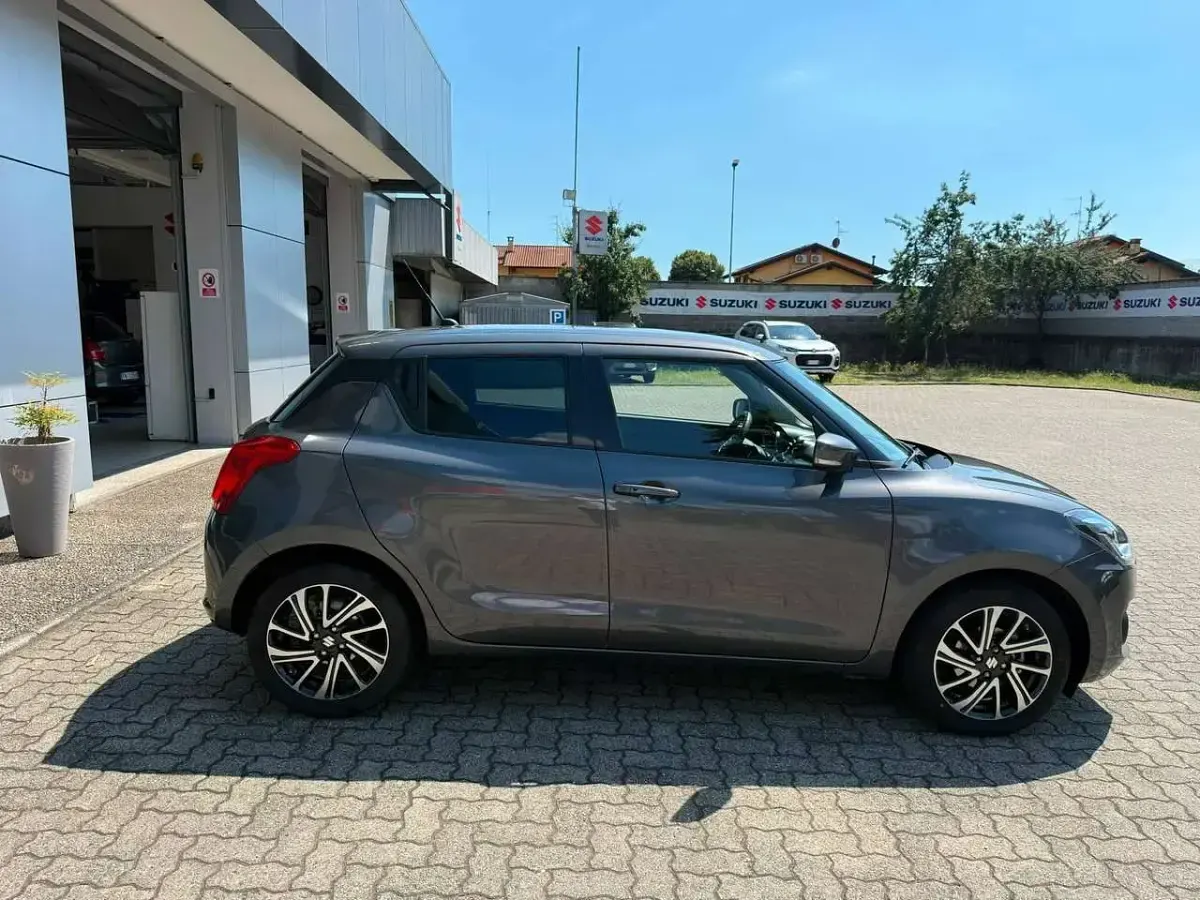 Usata Suzuki Swift 83 CV (61 kW) 2023 Grigio Utilitaria