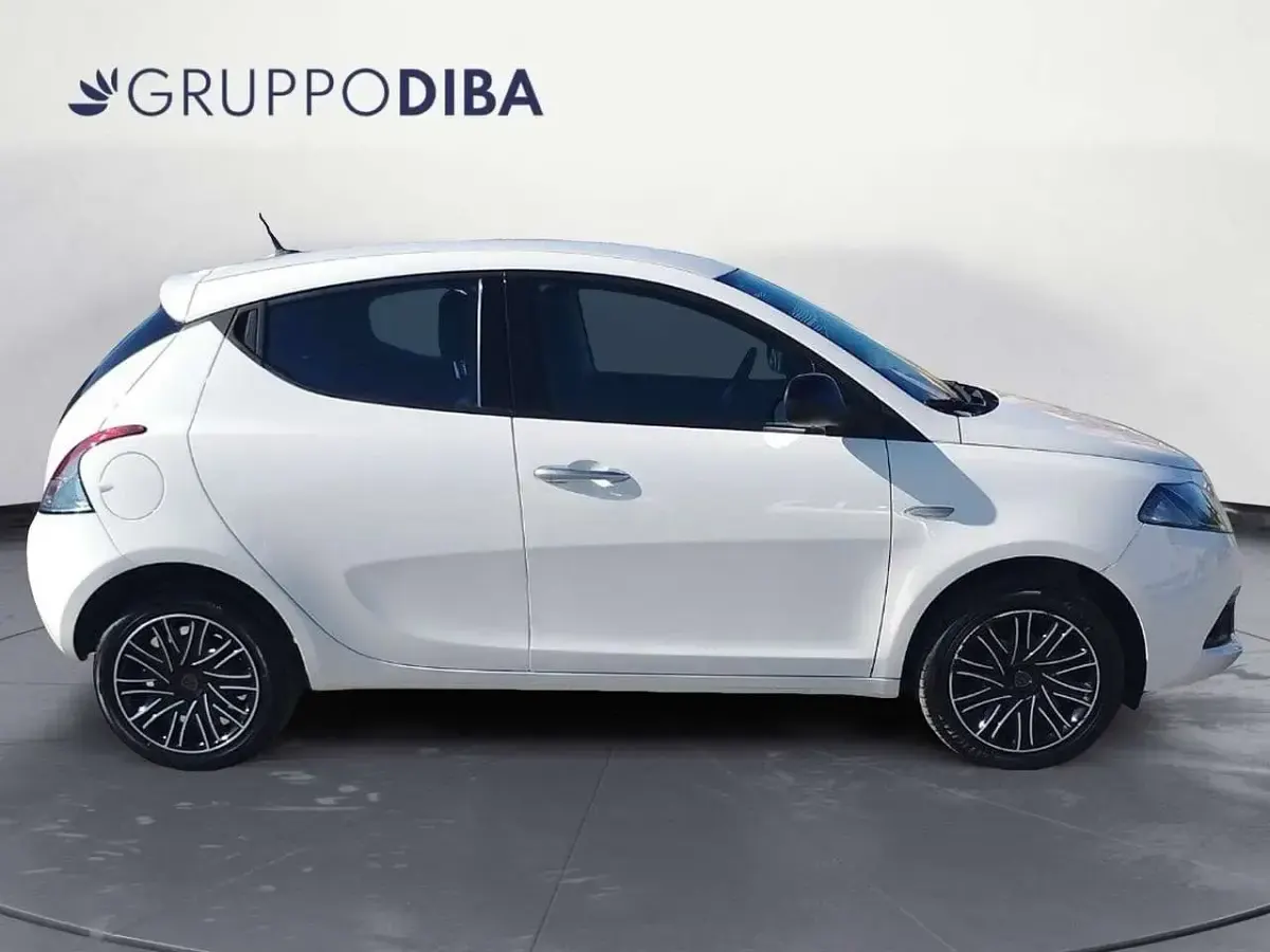 Usata Lancia Ypsilon Silver 69 CV (50 kW) 2022 Bianco Utilitaria