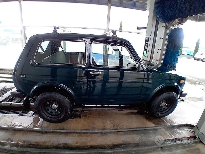 Usata Lada niva 81 CV (59 kW) 2010 Verde SUV