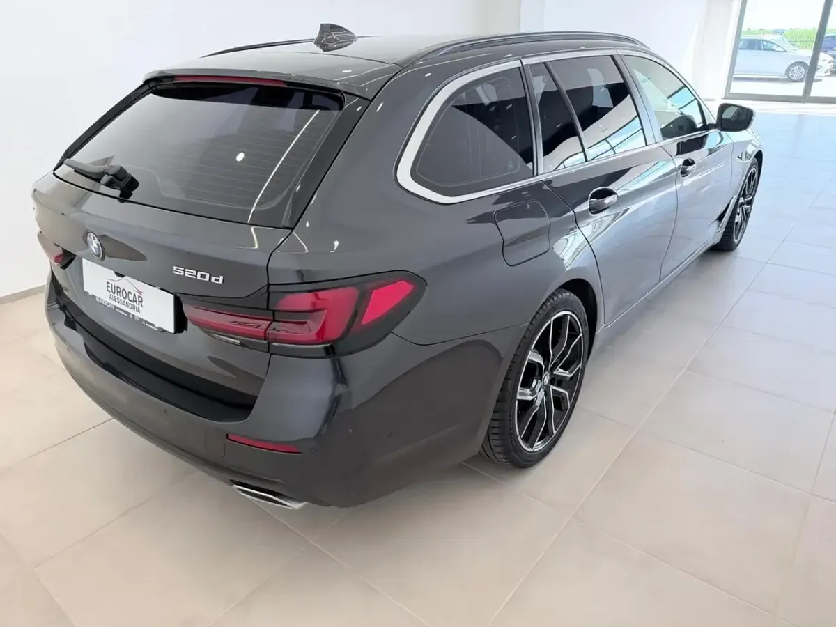 Usata BMW 520 Luxury Line 190 CV (139 kW) 2022 Grigio Station wagon