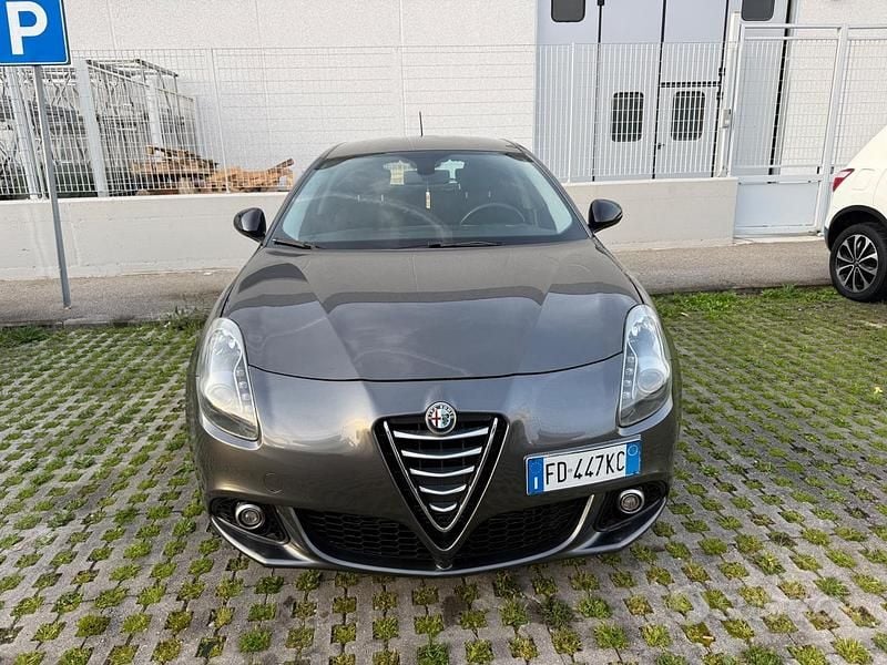 Usata Alfa Romeo Giulietta Distinctive 120 CV (88 kW) 2016 Grigio Utilitaria