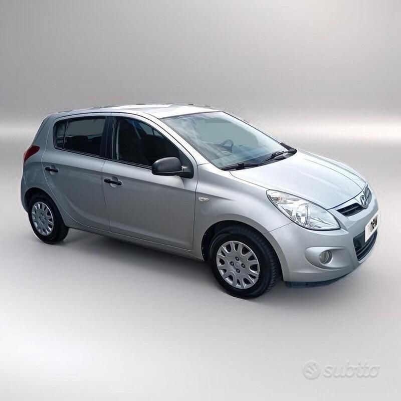 Usata Hyundai i20 Comfort 115 CV (84 kW) 2011 Argento Berlina