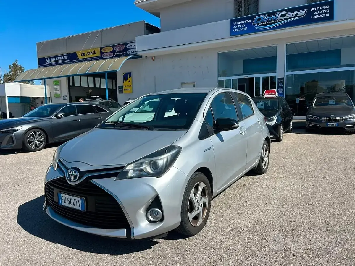 Usata Toyota Yaris Hybrid Active 73 CV (53 kW) 2016 Grigio Utilitaria