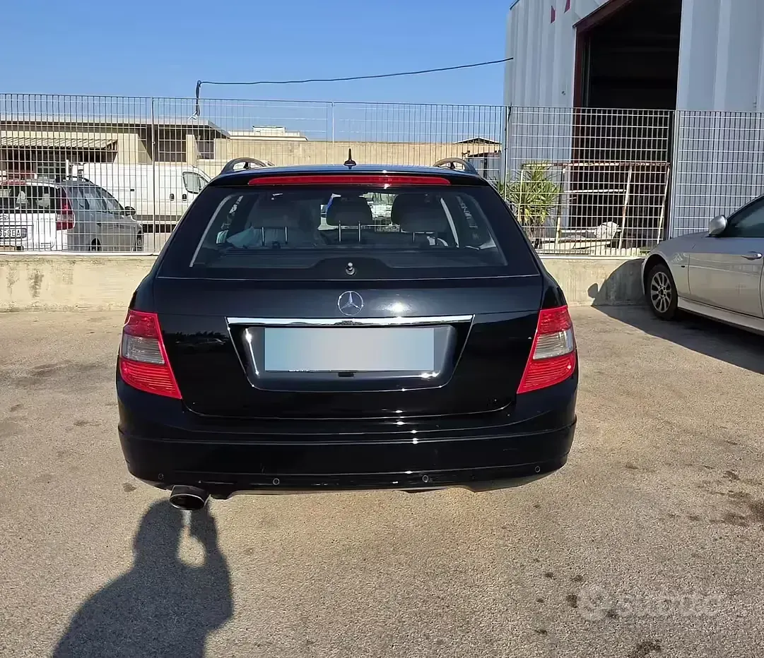 Usado Mercedes C220 170 CV (125 kW) 2010 Negro Familiar