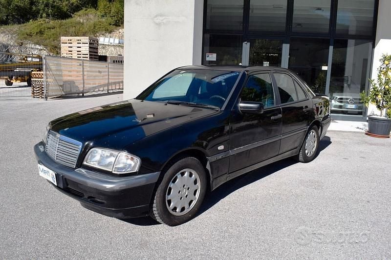 Usata Mercedes C200 Classic 125 CV (91 kW) 2000 Nero Berlina