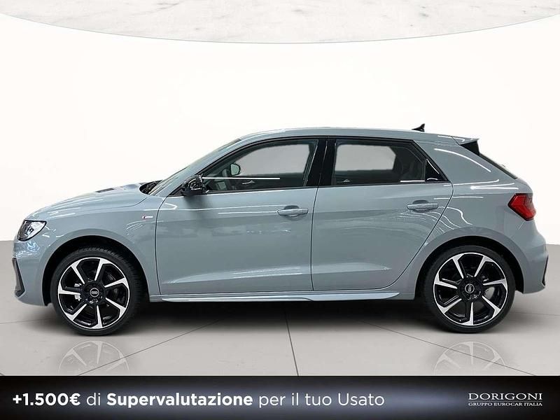 Nuova Audi A1 Sportback S-Line 116 CV (85 kW) 2025 1x grigio freccia perlato Utilitaria