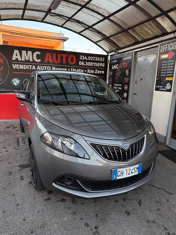 Usata Lancia Ypsilon Silver 69 CV (50 kW) 2022 Grigio Utilitaria