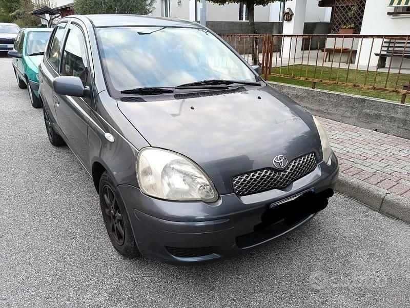Grigio Usata 2004 Toyota Yaris Tre volumi | 2500 € (Buon prezzo) - Immagine 1/4