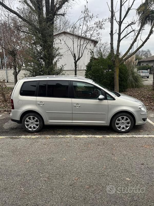 Usata VW Touran 150 CV (110 kW) 2010 Grigio Monovolume