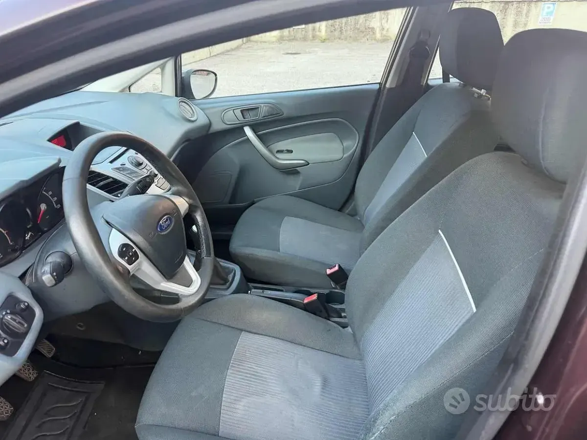 Usata Ford Fiesta 60 CV (44 kW) 2010 Marrone Berlina
